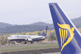 La pista de l'aeroport de Girona ser ms llarga i permetr l'aterratge de noves naus, en una imatge d'arxiu.<br/>