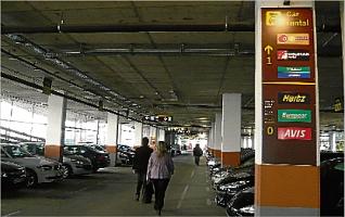 El robatori de maletes, però també de cotxes, sovinteja a l'aparcament dels cotxes de lloguer de l'aeroport. <br />